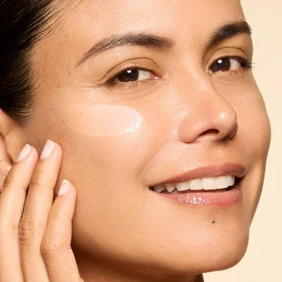 Honest Beauty Vitamin C Radiance Serum with Hyaluronic Acid 1 fl oz - Imperfect Box - Image 4